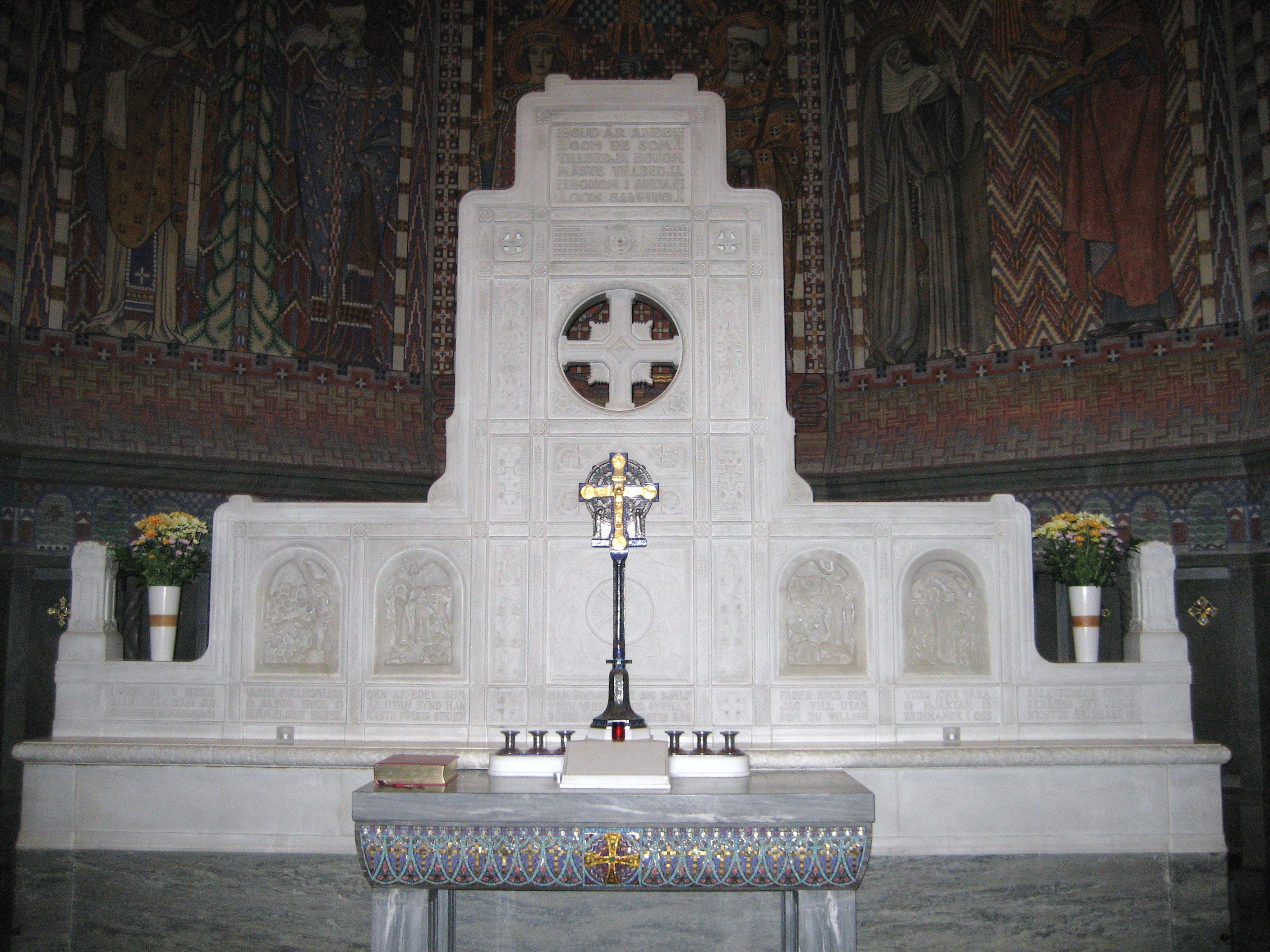 Uppenbarelsekyrkan, altare