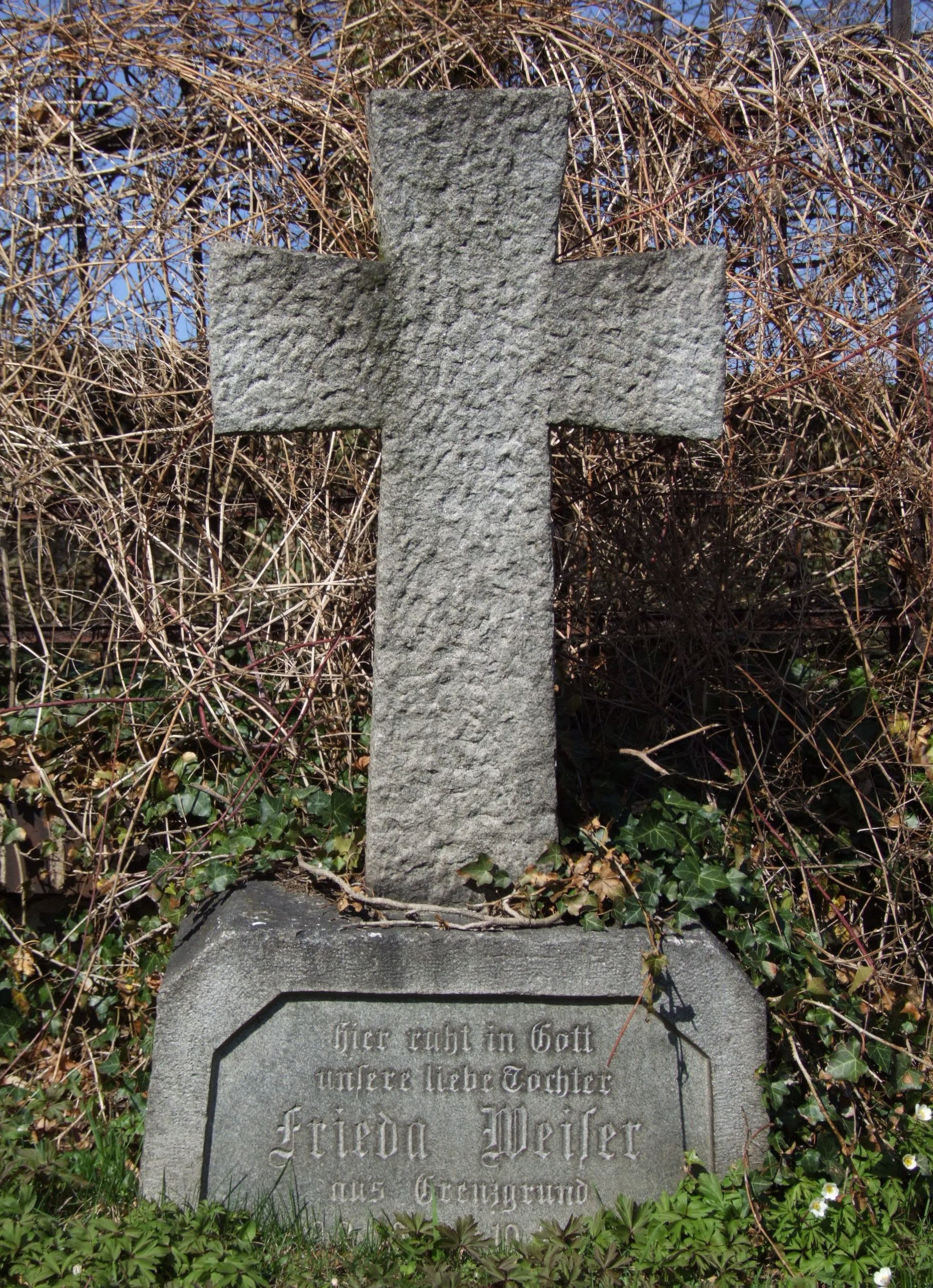 Vlčice (Wildschütz) - old gravestone1
