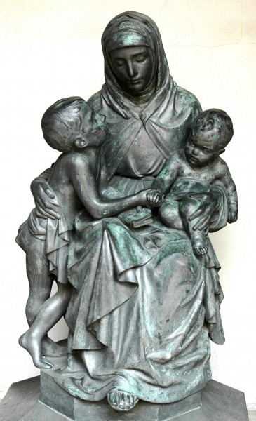 Casa de la Caritat - escultura de Joan Serra (1879) dedicada a la Caritat
