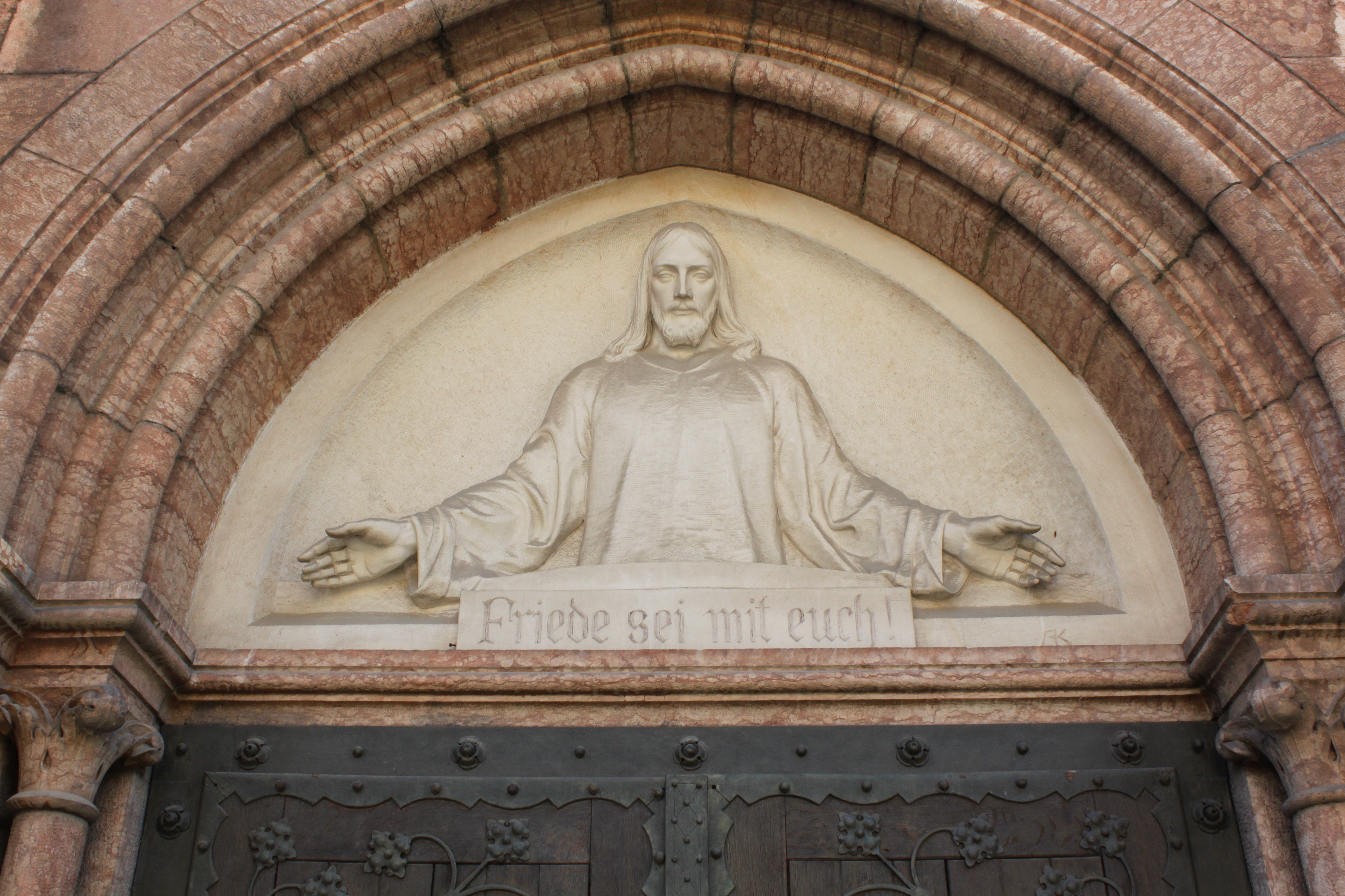 Evangelische Christuskirche in Bozen Gries - Friede sei mit Dir - Relief von Andreas Kompatscher