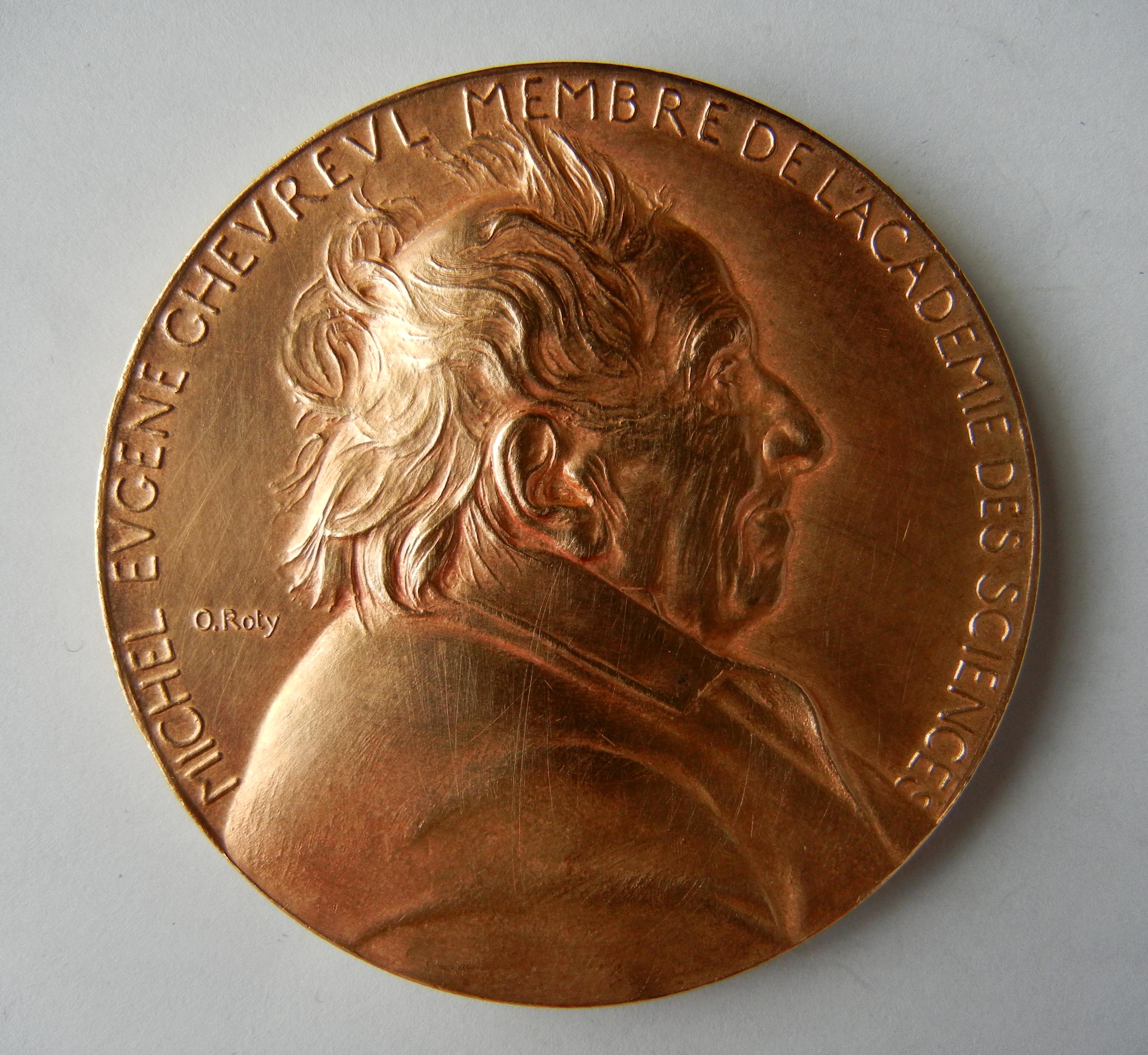 Médaille Centenaire de la naissance de Michel Eugène CHEVREUL (1780-1889) chimiste français. Graveur Oscar ROTY (1846-1911) (1)