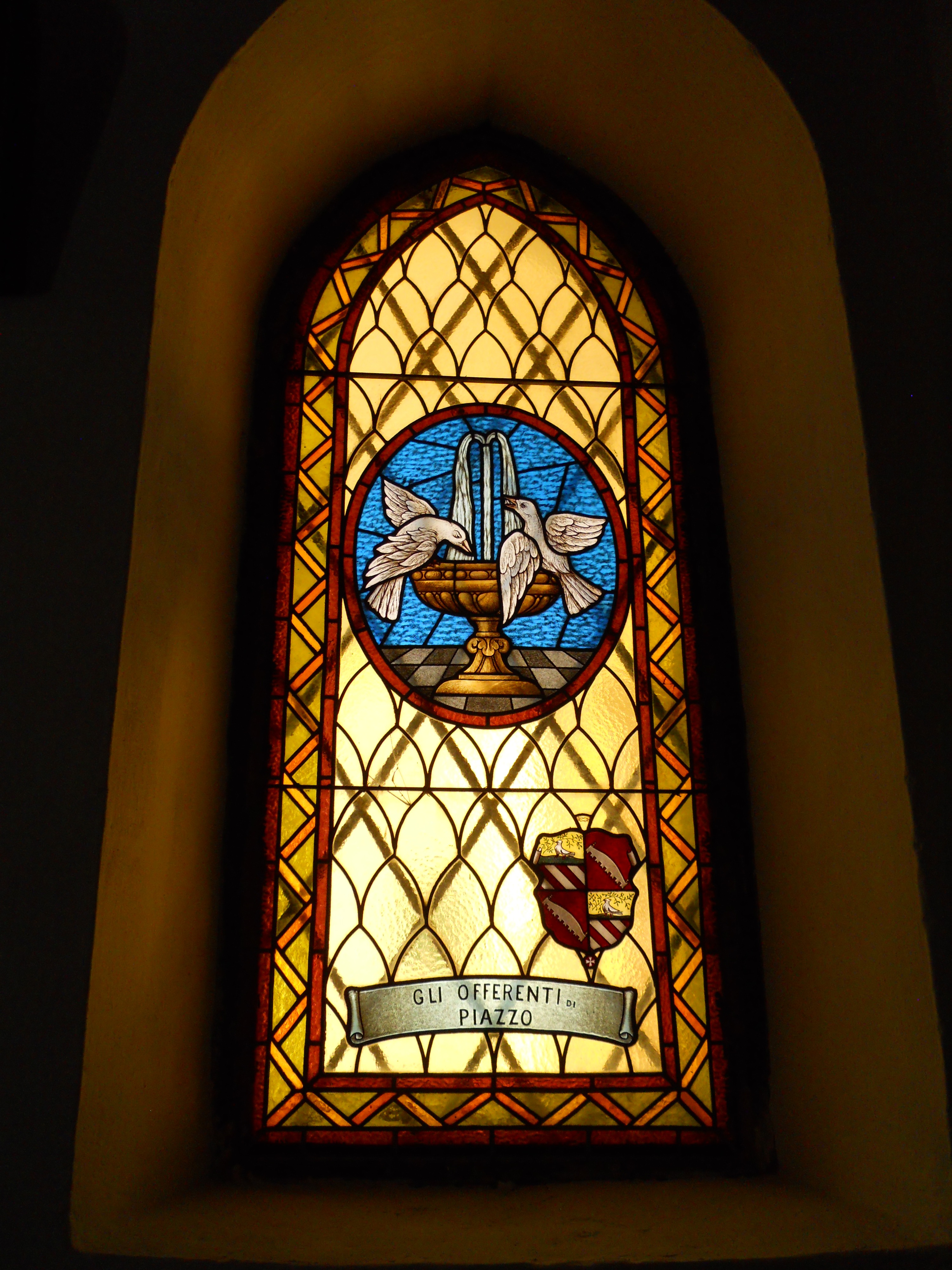 Piazzo di Segonzano - chiesa dell'Immacolata - vetrata colombe