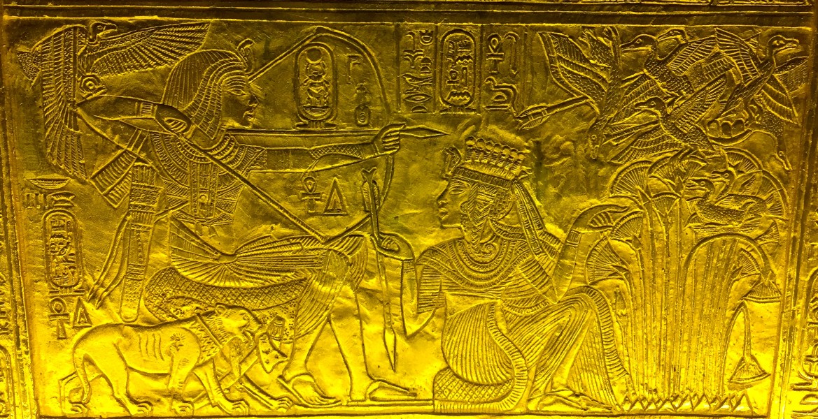 Ankhesenamun handing arrow to seated Tutankhamun