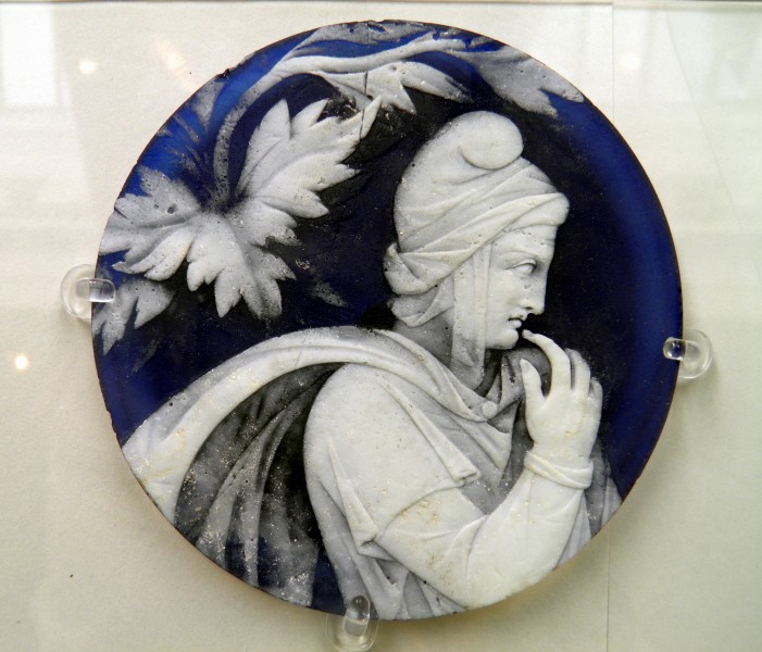 Cameo glass disc showing a pensive Priam, The Portland Vase Disc, British Museum (7977562824)