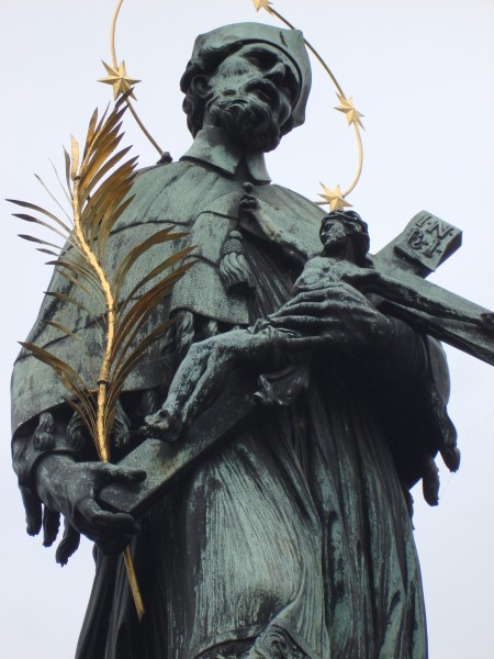 Praga, figura świętego Jana Nepomucena na moście Karola