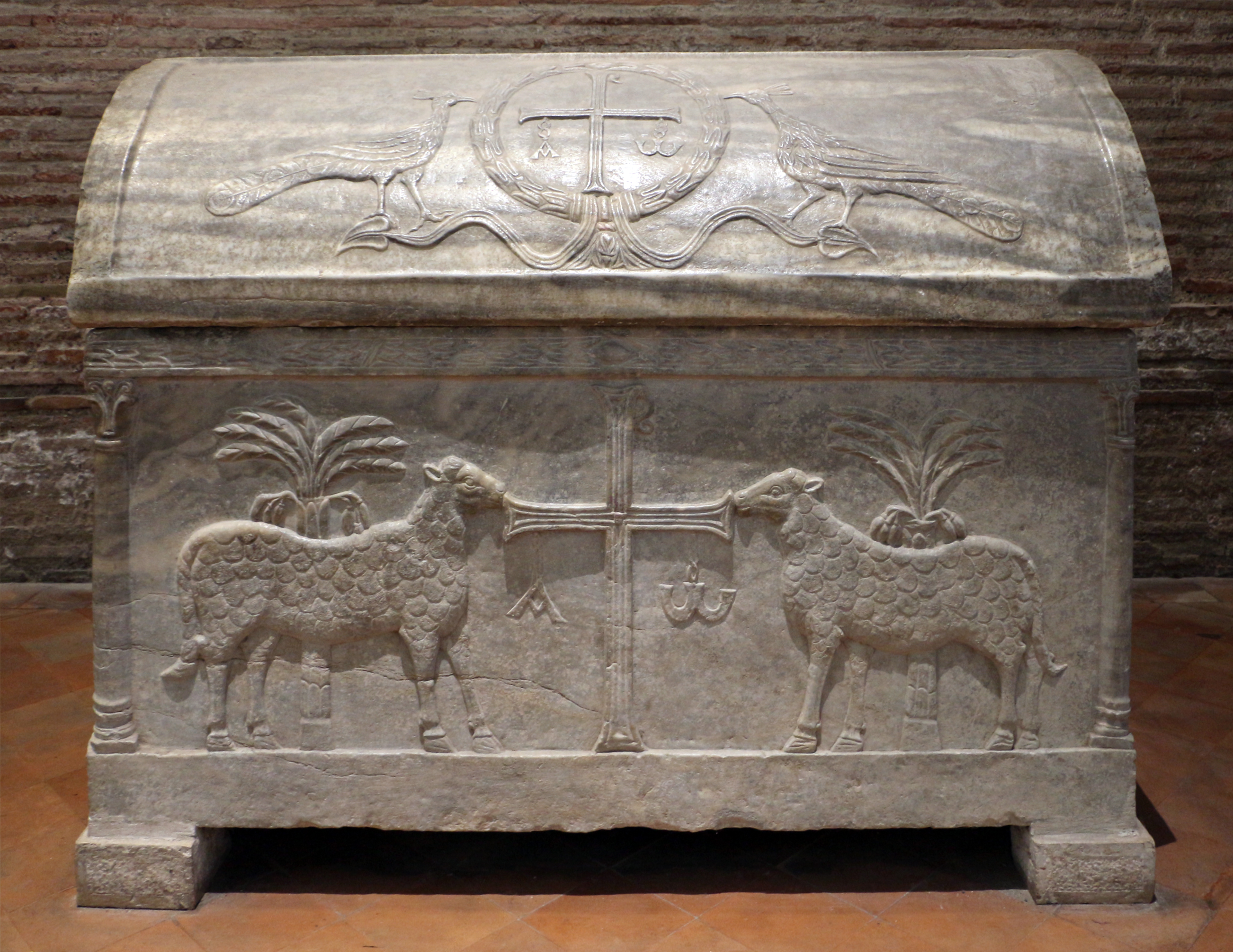 Sant'apollinare in classe, interno, sarcofagi ravennati del V secolo ca. 11 croce, agnelli e palme