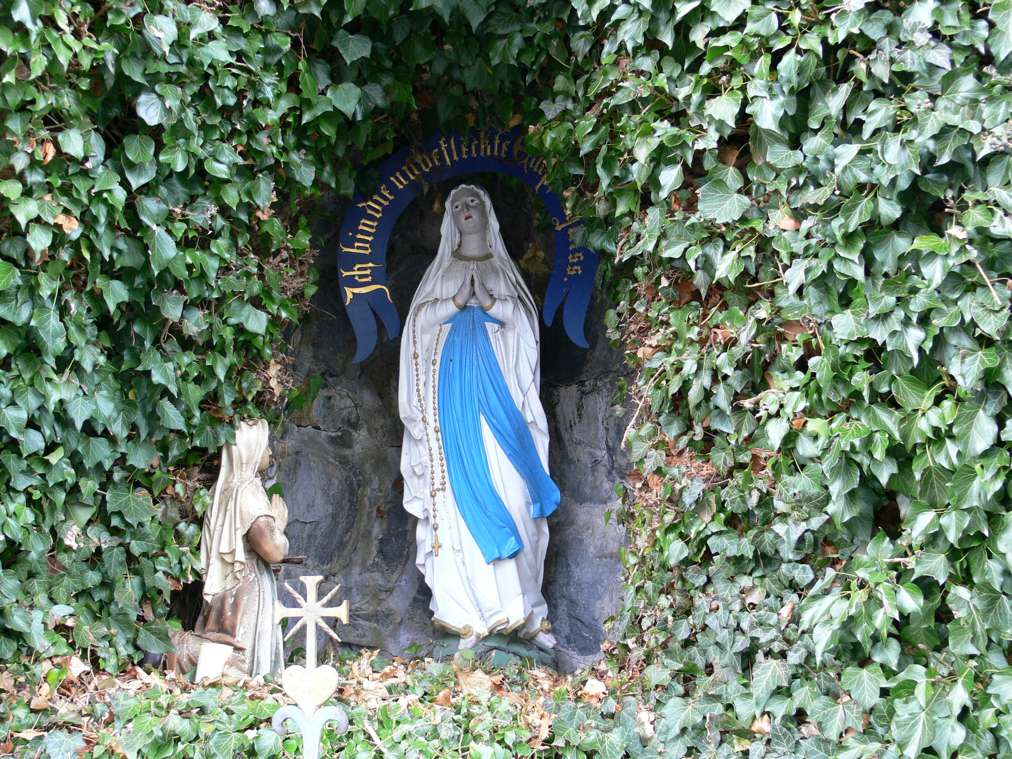 Ebenweiler Friedhof Lourdesgrotte Statue