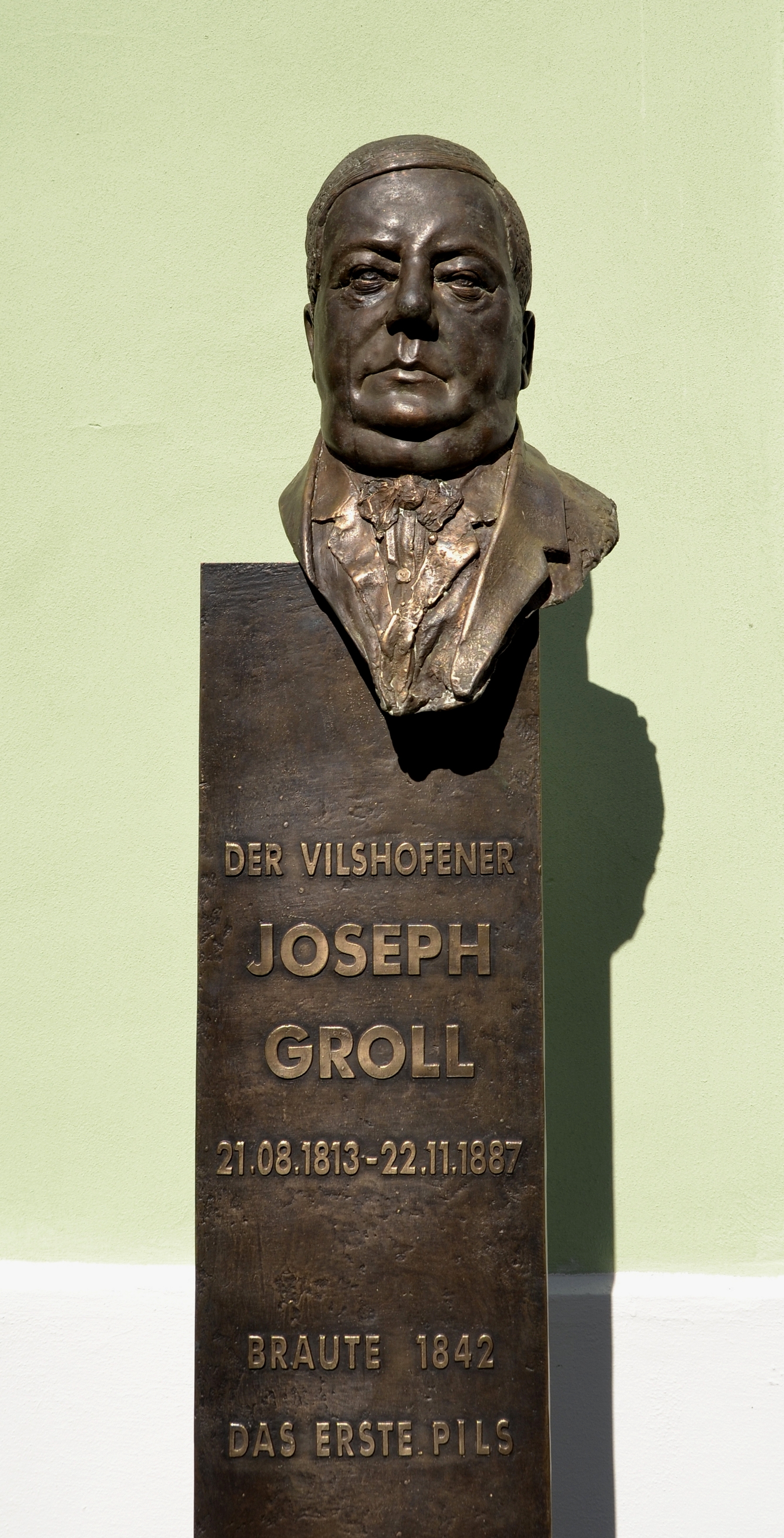 Joseph-Groll-Büste in Vilshofen an der Donau - komplett