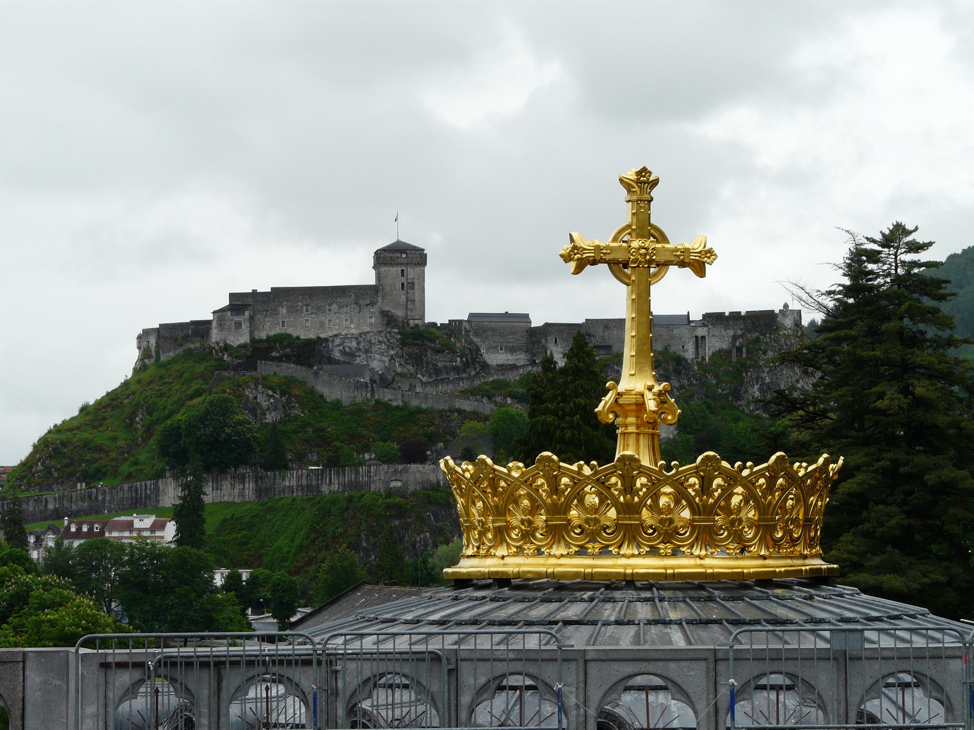 Lourdes basilique couronne