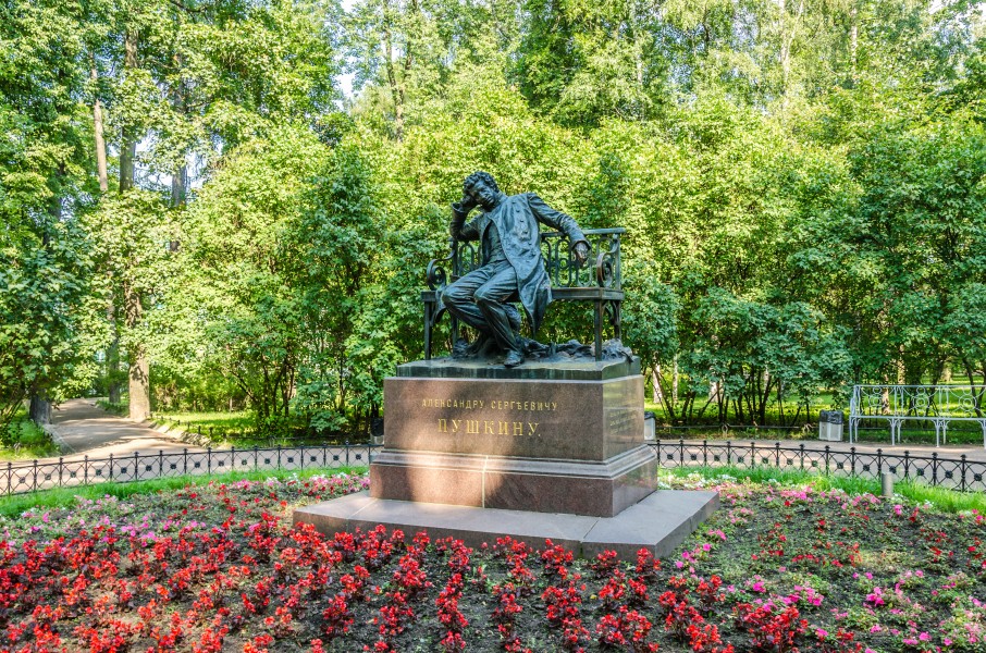Pushkin monument in Tsarskoe Selo 01