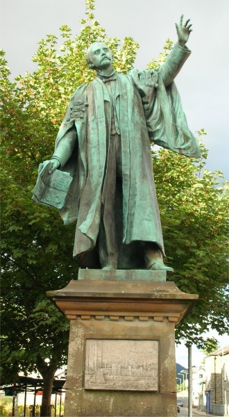 T. E. Ellis statue, Bala
