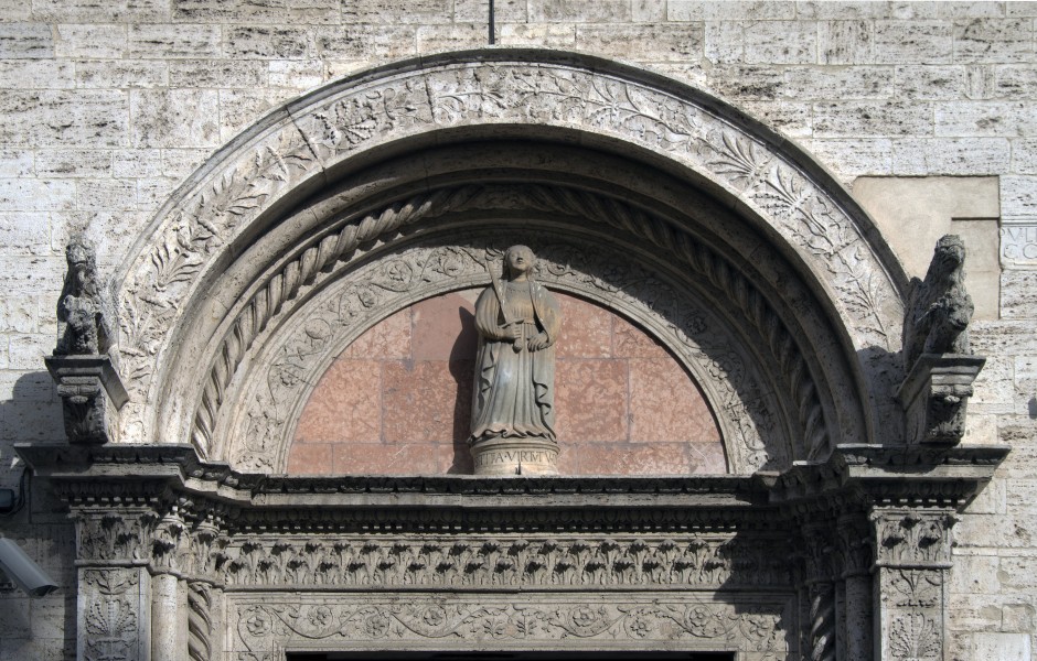 Upper side of entrance on Palazzo del Capitano del Popolo (Perugia)