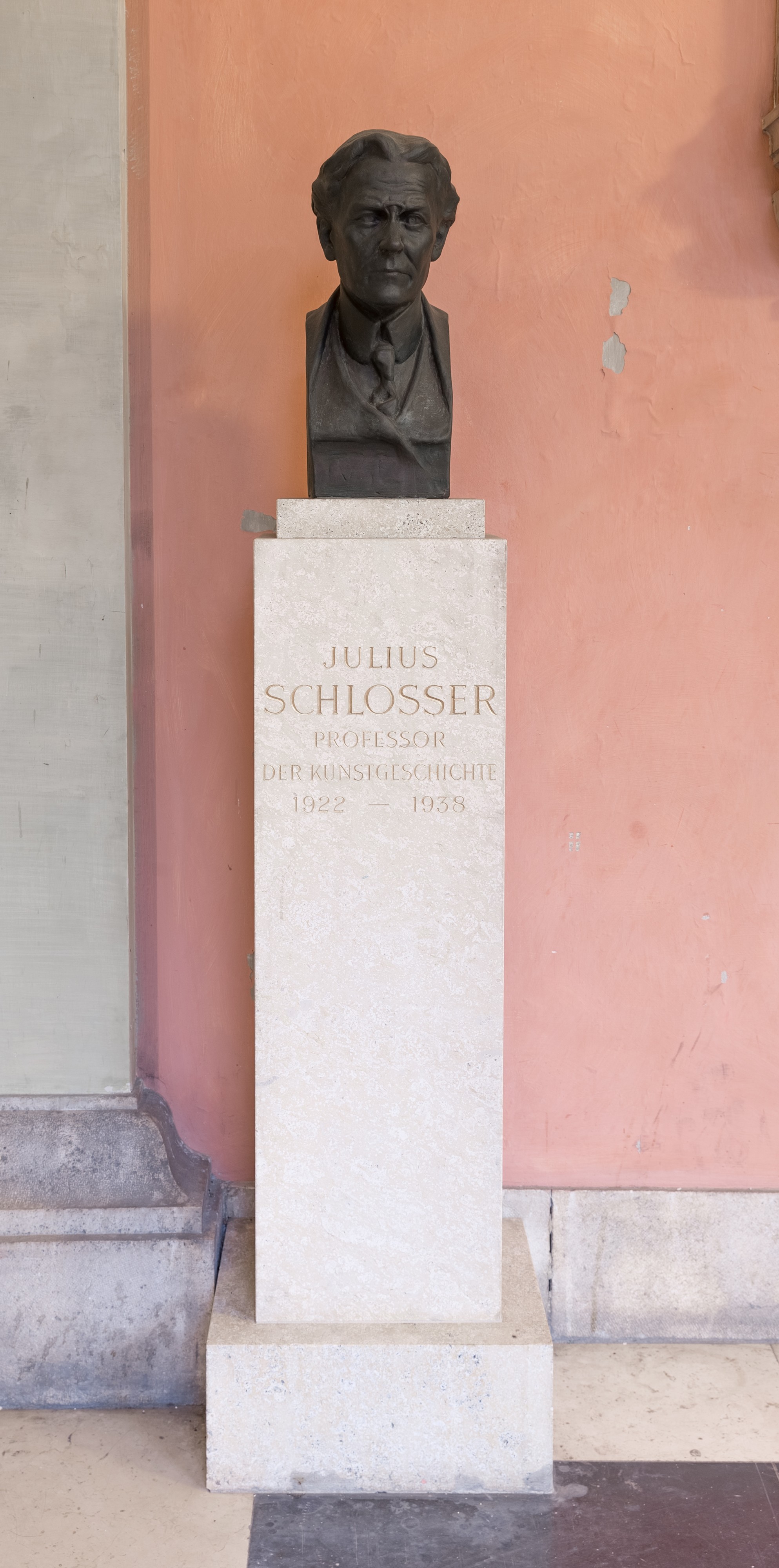 Julius von Schlosser (1866-1938), Mr. 94 bust (bronze) in the Arkadenhof of the University of Vienna 2024-HDR