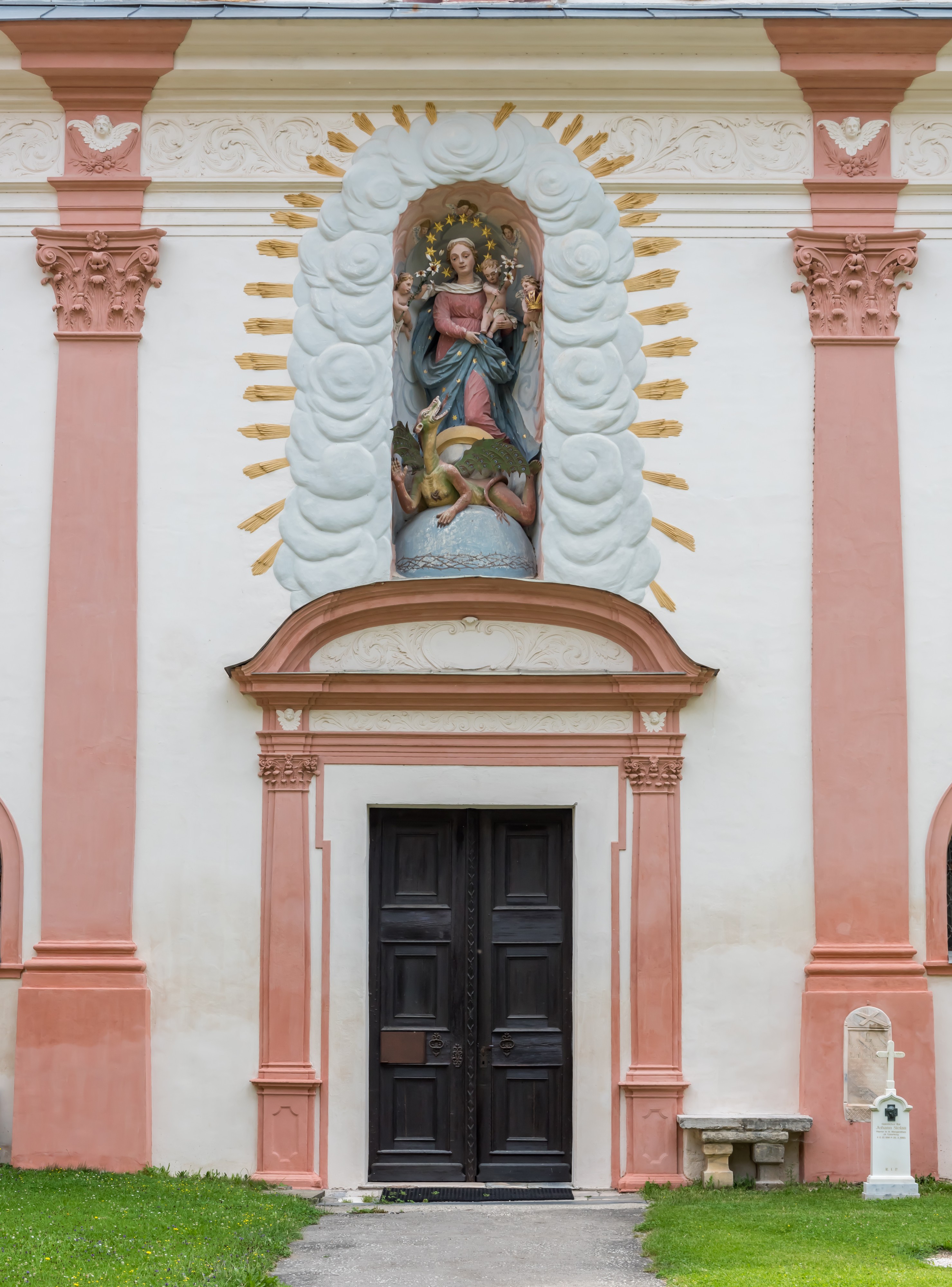 Stift Griffen Pfarrkirche Mariae Himmelfahrt W-Portal mit Supraporte Madonna della Vittoria 06072015 5623