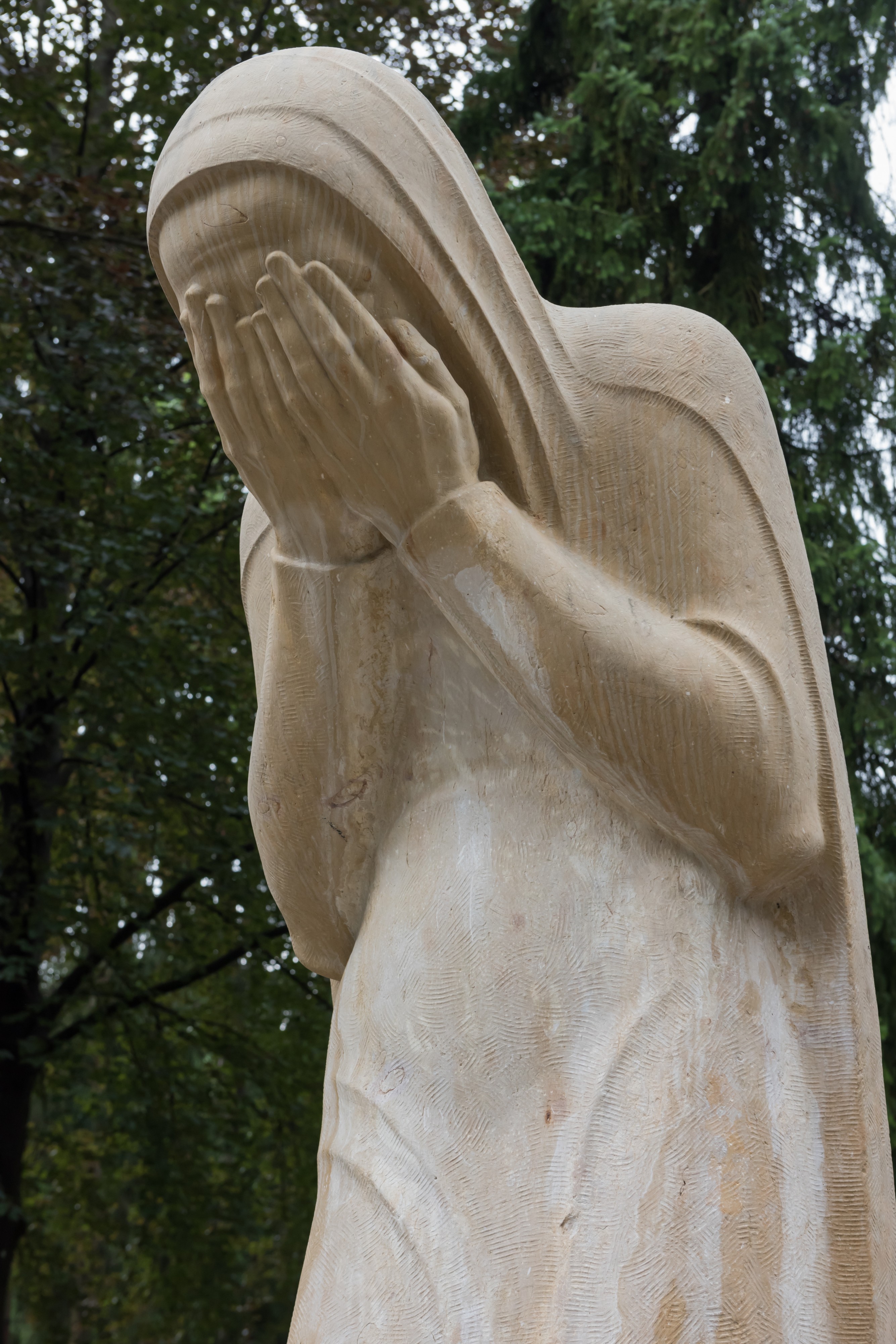 Villach Waldfriedhof Sankt Martin Kriegerdenkmal von Josef Dobner weinende Mutter 17062015 4860