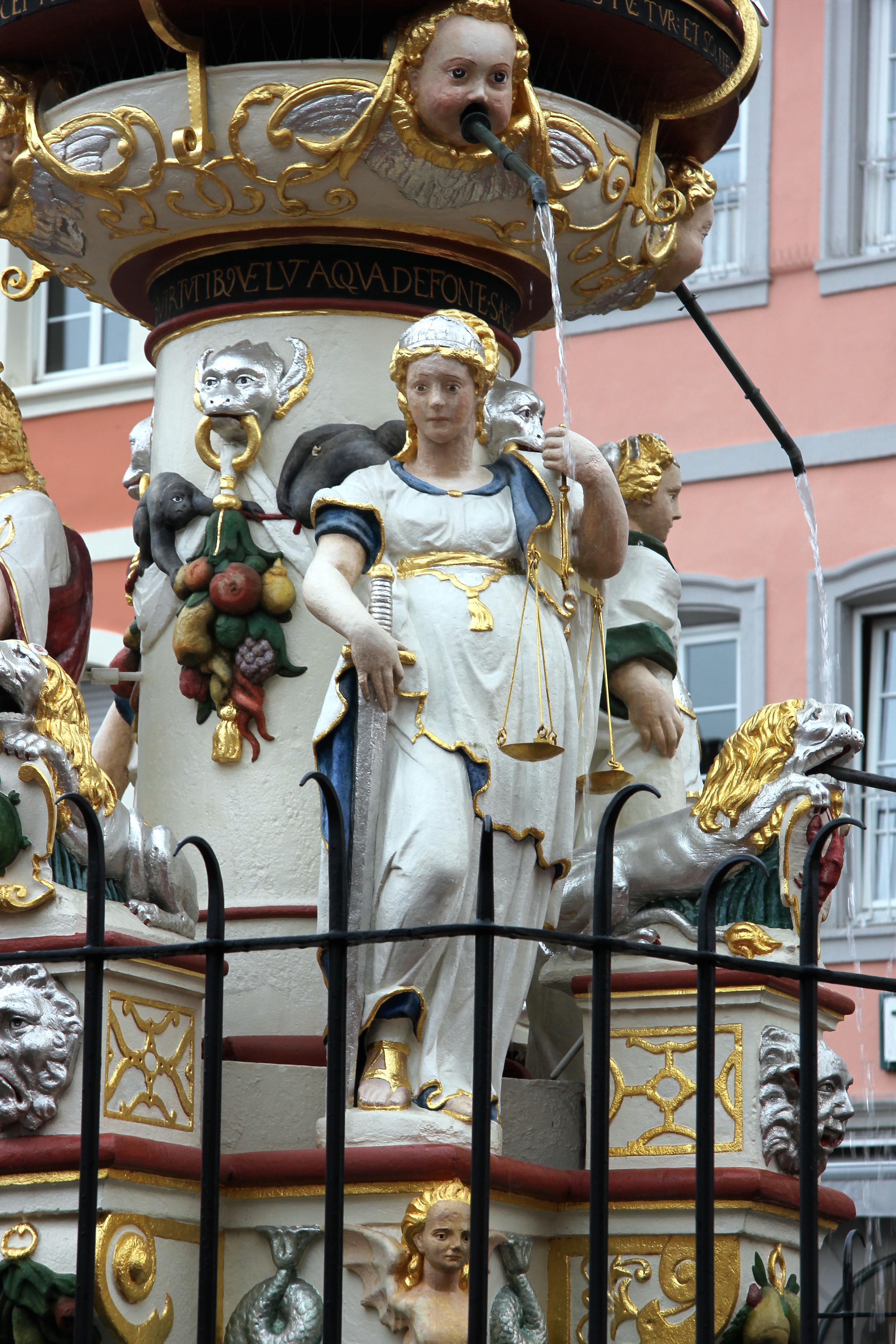 Trier, Hauptmarkt - Petrusbrunnen (2014 4) Justitia