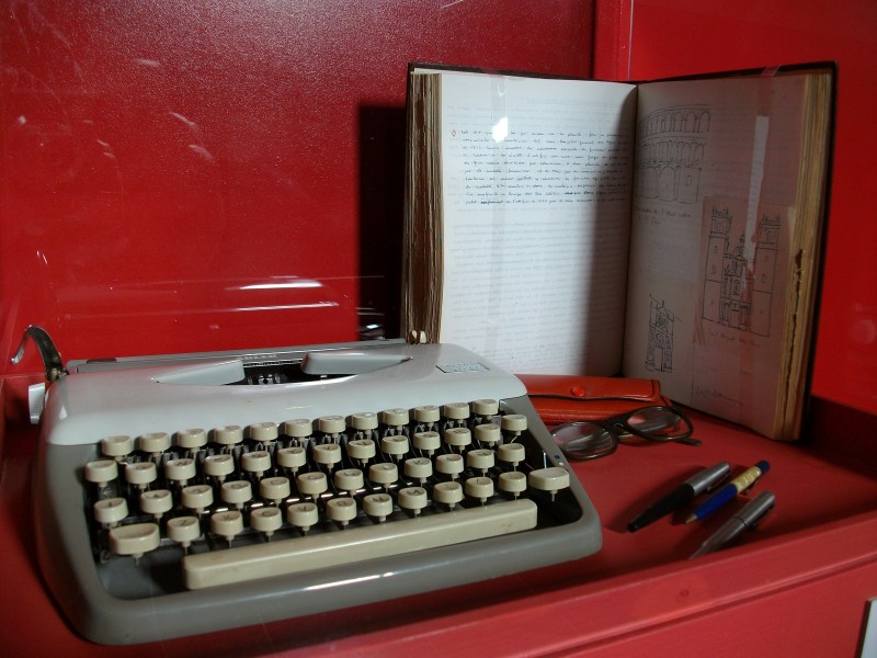 Màquina d'escriure, ulleres i ploma estilogràfica de Sanchis Guarner