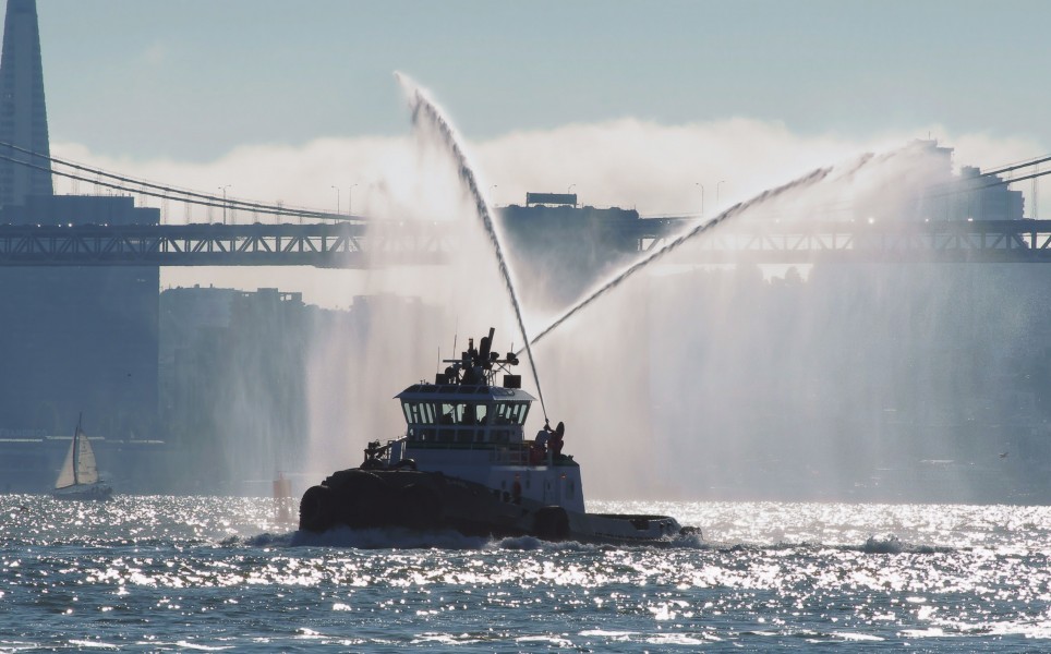San Francisco tug employs water cannons