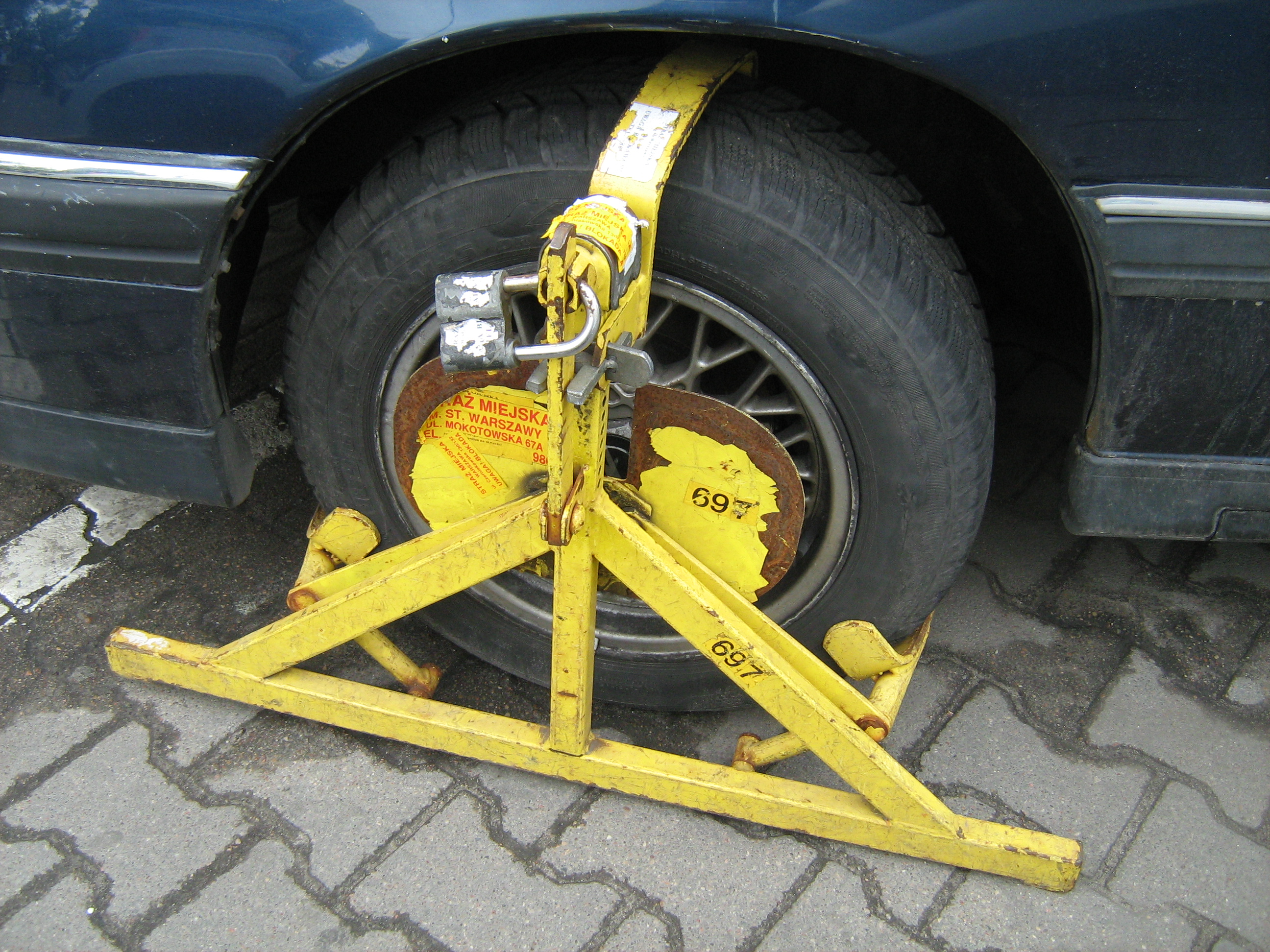 Wheel clamp on Opel in Warsaw 2