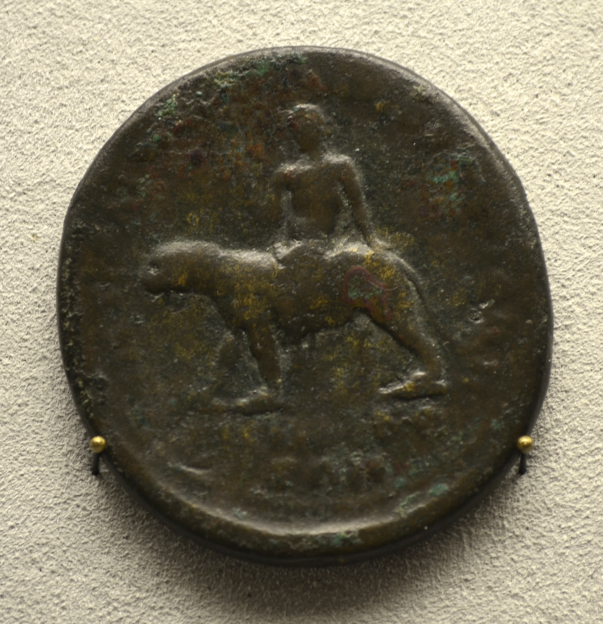 201209071748b Berlin Pergamonmuseum, Bronzemünze mit RS Dyonisos auf Panther, Pergamon, kaiserzeitlich, VS Lucius Verus,.161-169 u.Z