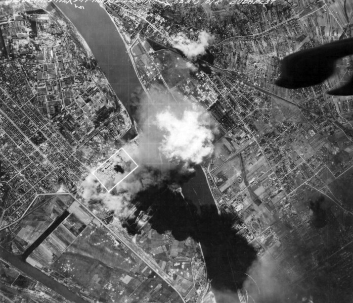Budapest a Csepeli szabadkikötő bombázása. Fortepan 15898