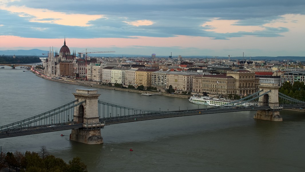Vue sur le Parlement et le Danube depuis le Palais Royal (10352010633)