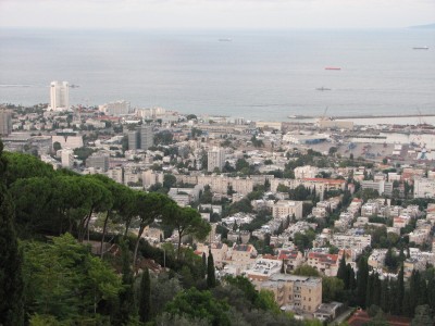 Haifa is the largest city in northern Israel, and the third-largest city in the country, with a population of over 268,000. Another 300,000 people live in towns directly adjacent to the city including the cities of the Krayot, as well as, Tirat Carmel, Daliyat al-Karmel and Nesher. Together these areas form a contiguous urban area home to nearly 600,000 residents which makes up the inner core of the Haifa metropolitan area. Population of Haifa: 90% are Jews, more than a quarter of whom are immigrants from the former Soviet Union, while 10% are Arabs, predominantly of the Christian faith. It is also home to the Bahá'í World Centre, a UNESCO World Heritage Site.<br>Name of photo's author: Free-Photos.biz<br>This photo was taken in: Haifa, Israel