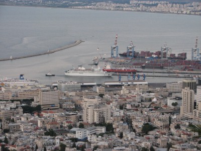 Haifa is the largest city in northern Israel, and the third-largest city in the country, with a population of over 268,000. Another 300,000 people live in towns directly adjacent to the city including the cities of the Krayot, as well as, Tirat Carmel, Daliyat al-Karmel and Nesher. Together these areas form a contiguous urban area home to nearly 600,000 residents which makes up the inner core of the Haifa metropolitan area. Population of Haifa: 90% are Jews, more than a quarter of whom are immigrants from the former Soviet Union, while 10% are Arabs, predominantly of the Christian faith. It is also home to the Bahá'í World Centre, a UNESCO World Heritage Site.<br>Name of photo's author: Free-Photos.biz<br>This photo was taken in: Haifa, Israel