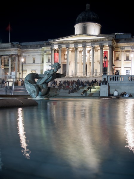 Trafalgar Square, fountain and National Gallery - 01