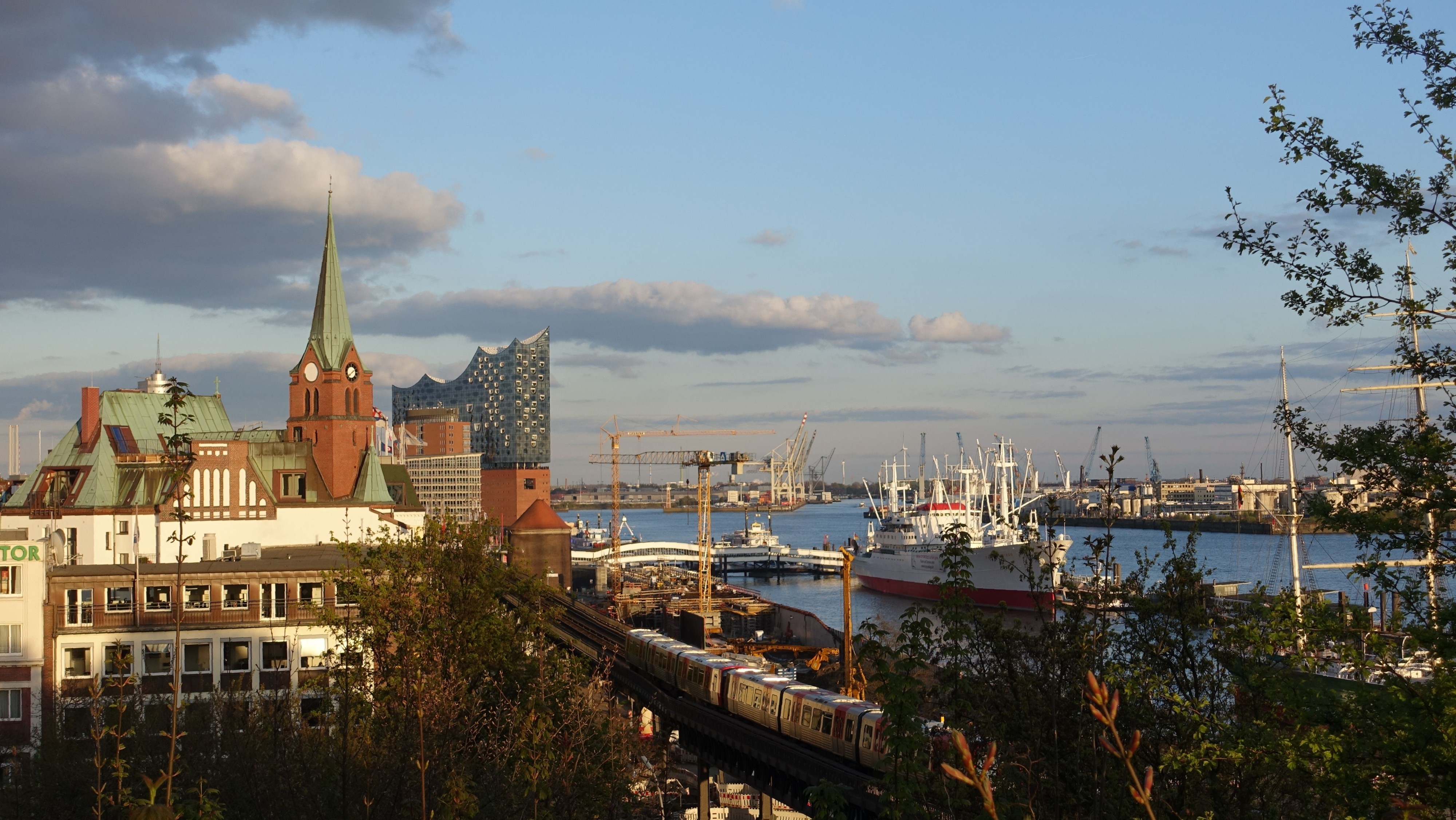 Hamburg - Elbe und Elbphilharmonie. Hafen