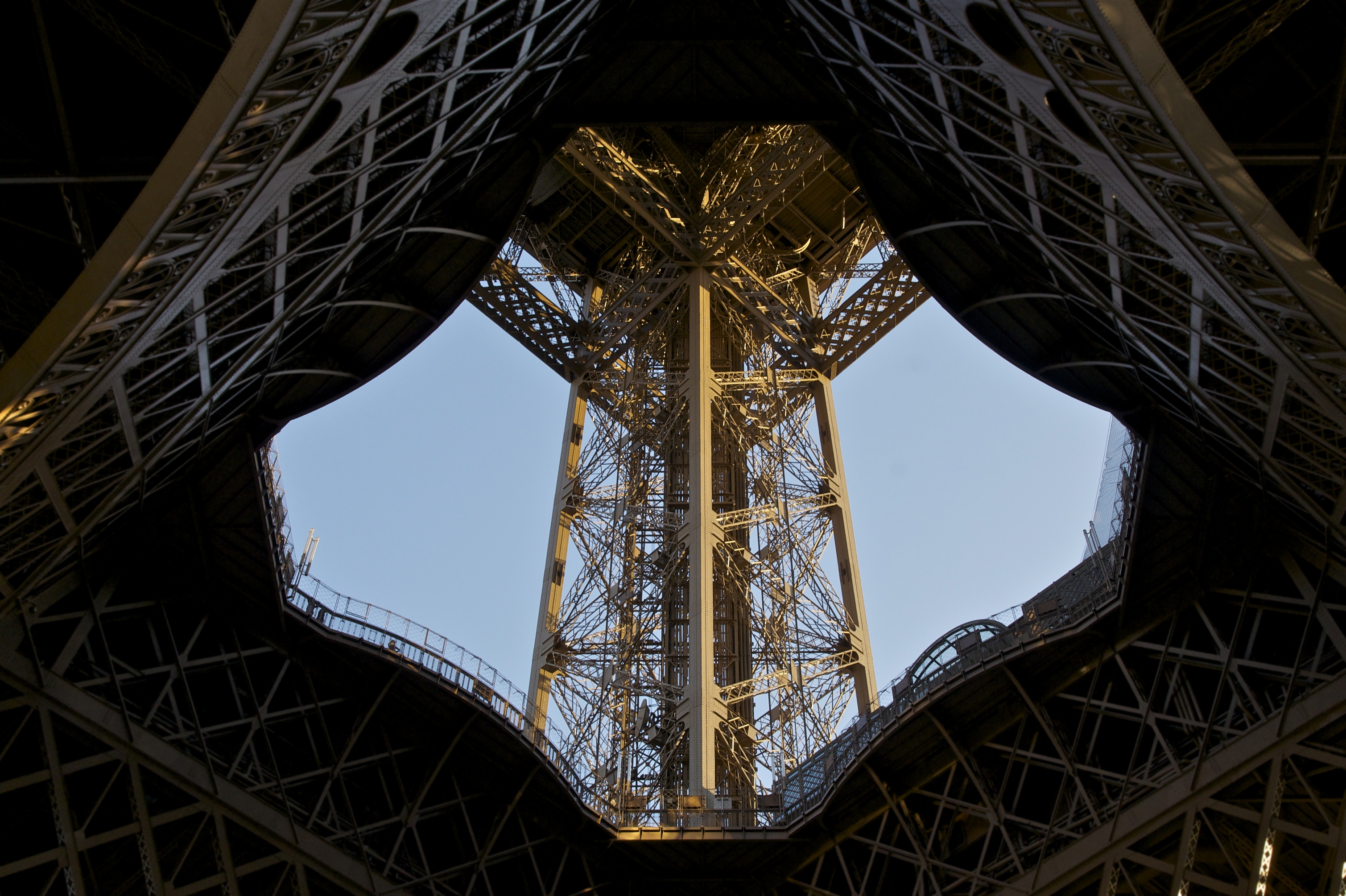 Tour Eiffel pilier sud vu de dessous