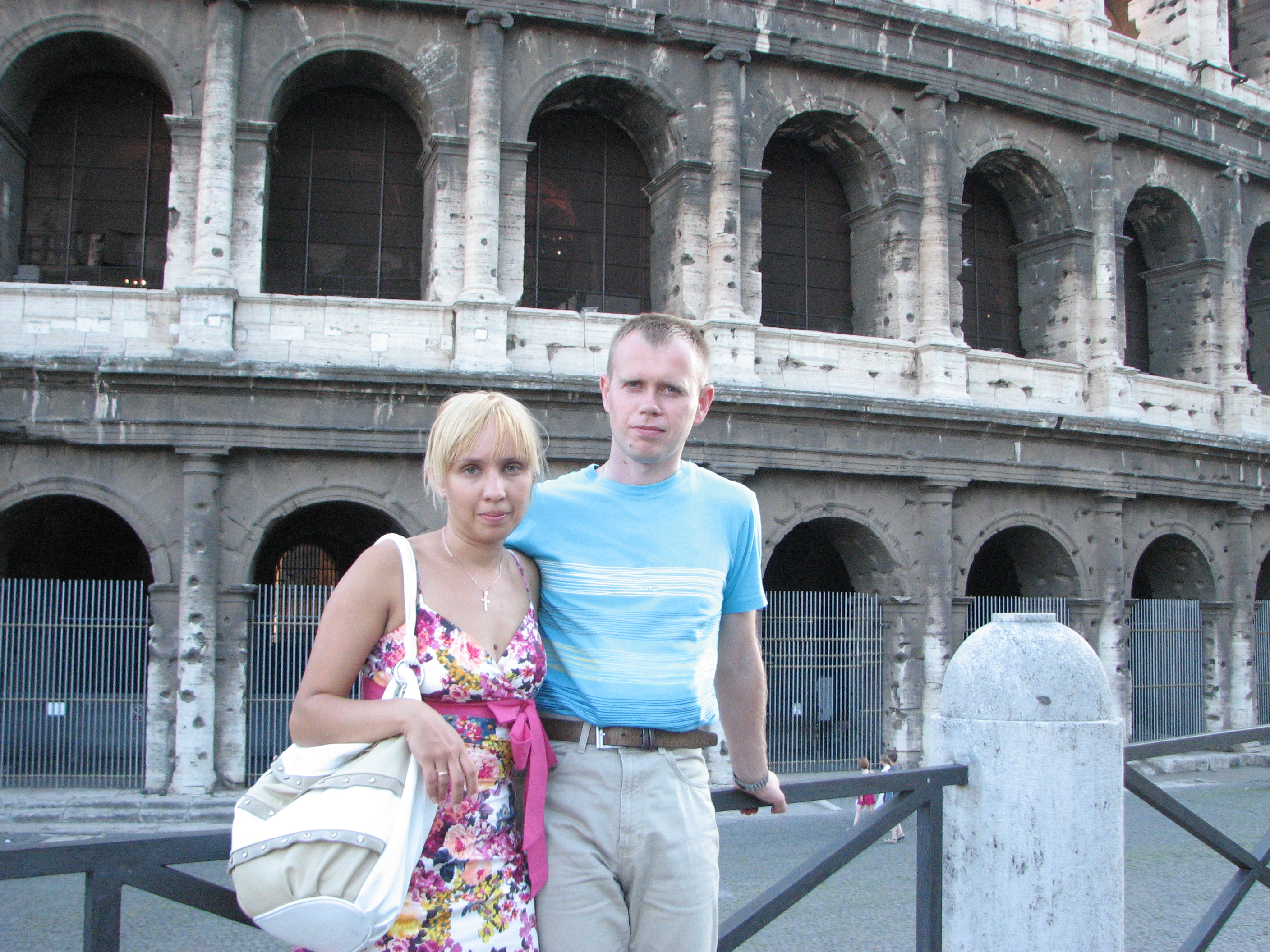 A married couple near Coliseum in Rome, Italy, European Union, August 2011, picture 31.