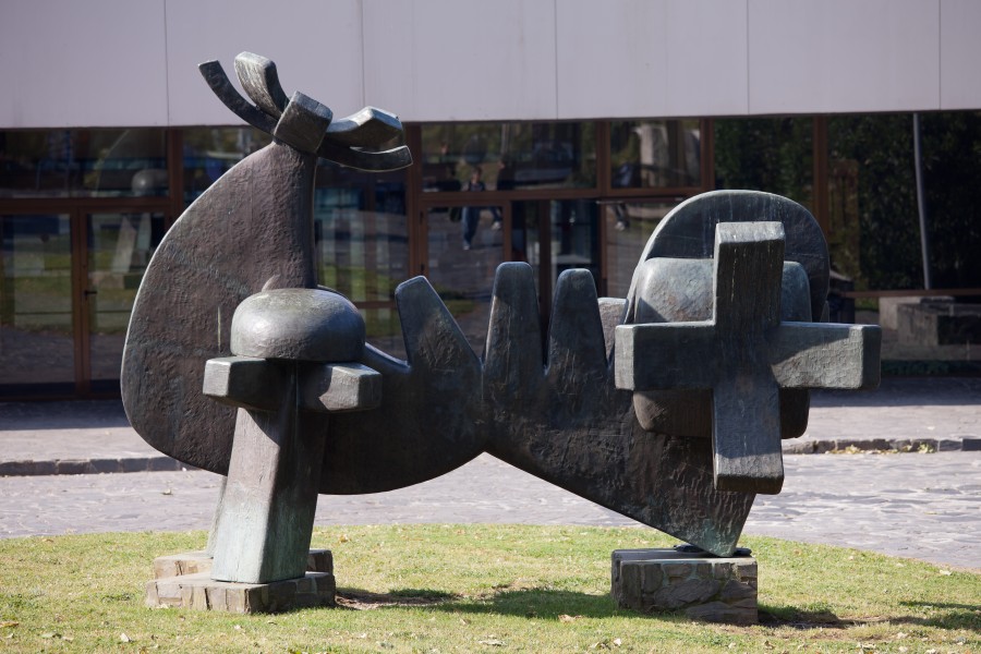 2011-05-21. Santiago de Compostela-Escultura fronte á Facultade de Filosofía
