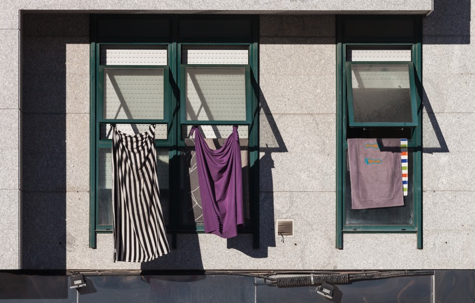Secando roupa ou vestindo fiestras. Rúa do Restollal. Santiago de Compostela. Galiza