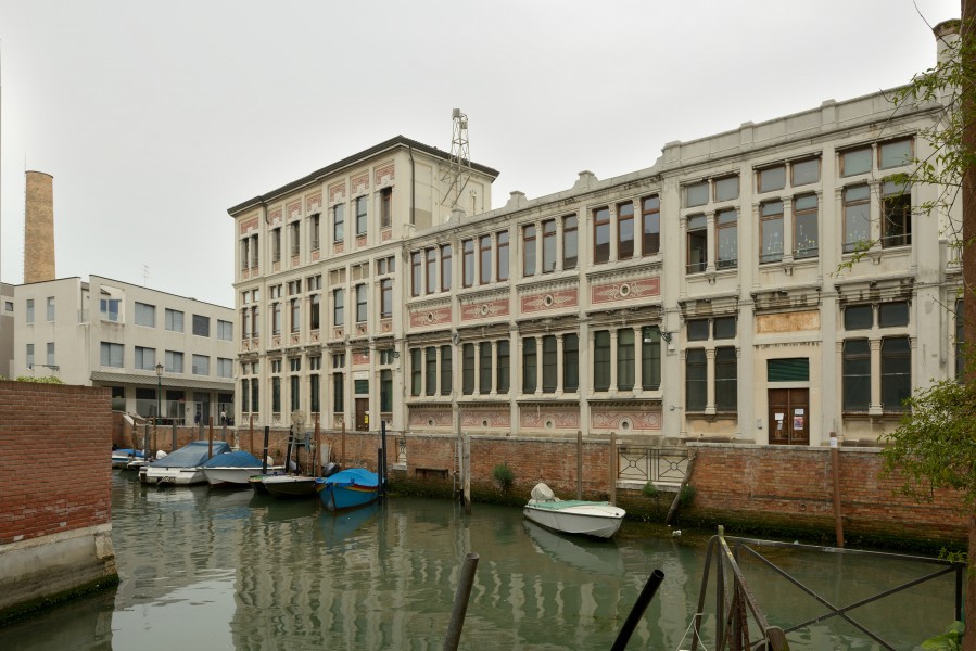 Giudecca Le scuole sul Rio del Ponte Piccolo a Venezia