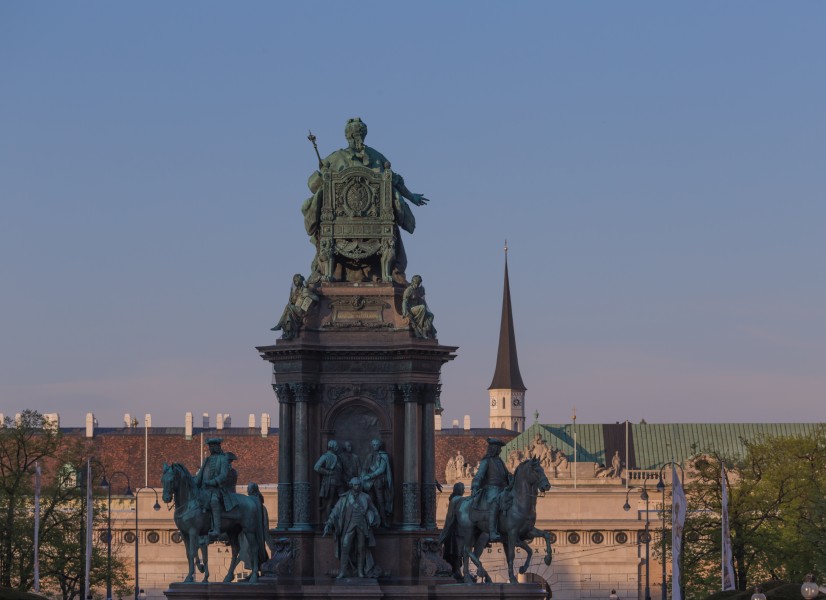 Maria Theresiendenkmal - Kaiserforum Wien in der Abendsonne 2368