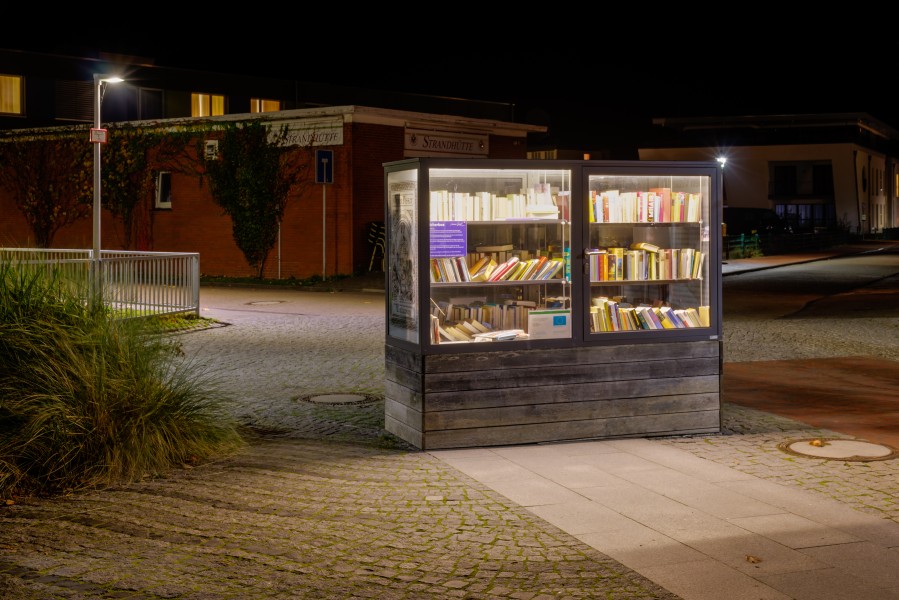 Norderney, Bücherschrank am Onnen-Visser-Platz -- 2016 -- 5436-42