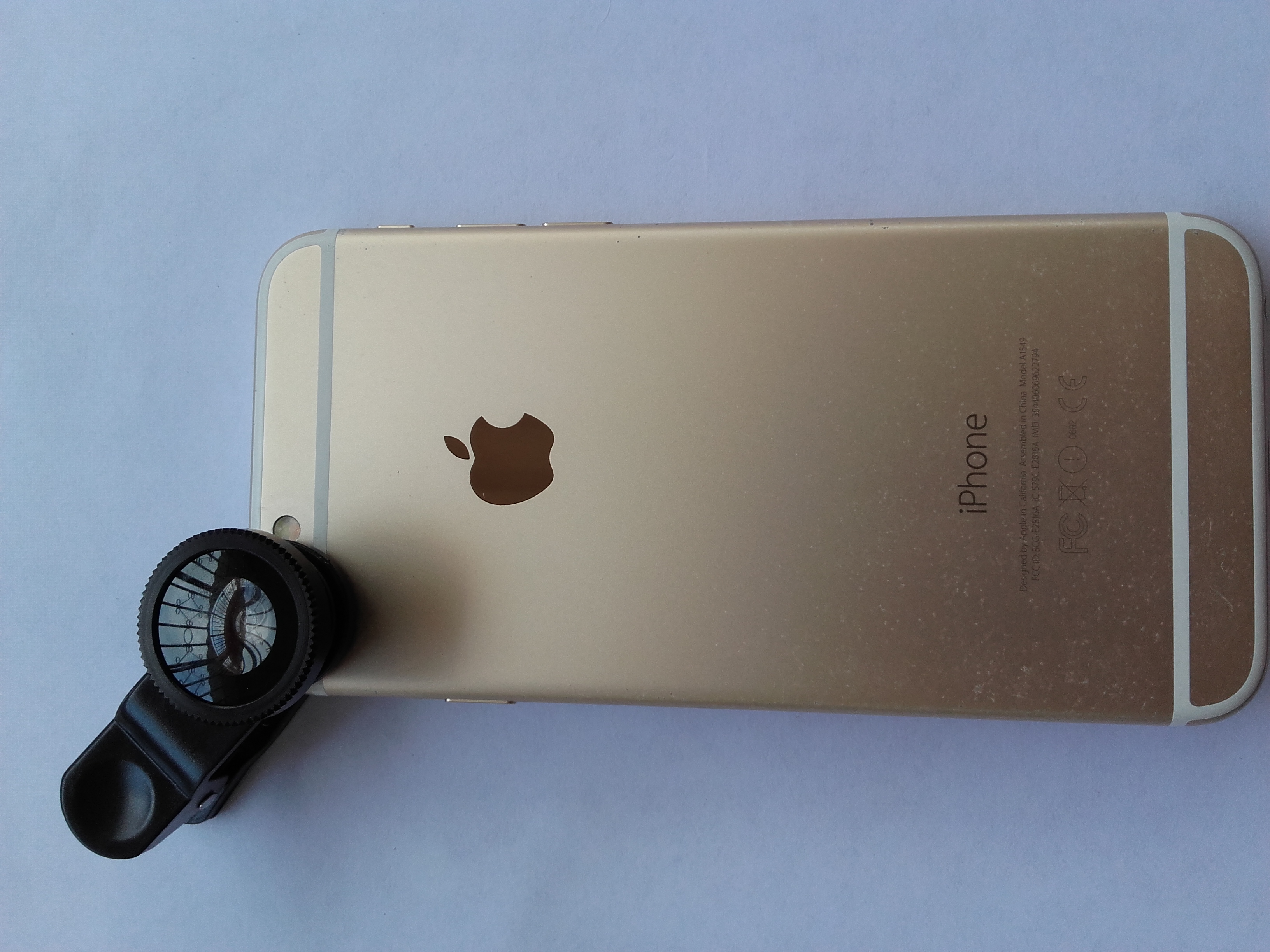 iphone de Apple con adaptador univ clip lents