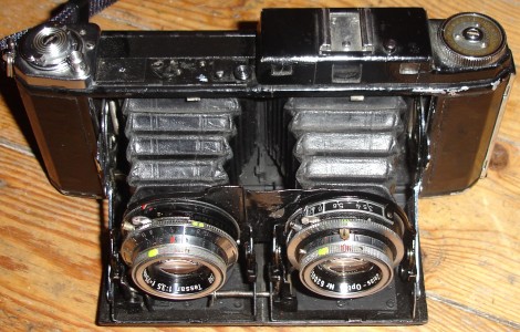 Tot stereocamera samengebouwde klapcamera's