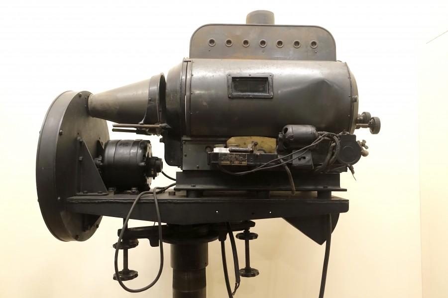 Television camera, c. 1931, made by J. E. McAuley Mfg. Company, used by Chicago television station W9XAP - Museum of Science and Industry (Chicago) - DSC06619