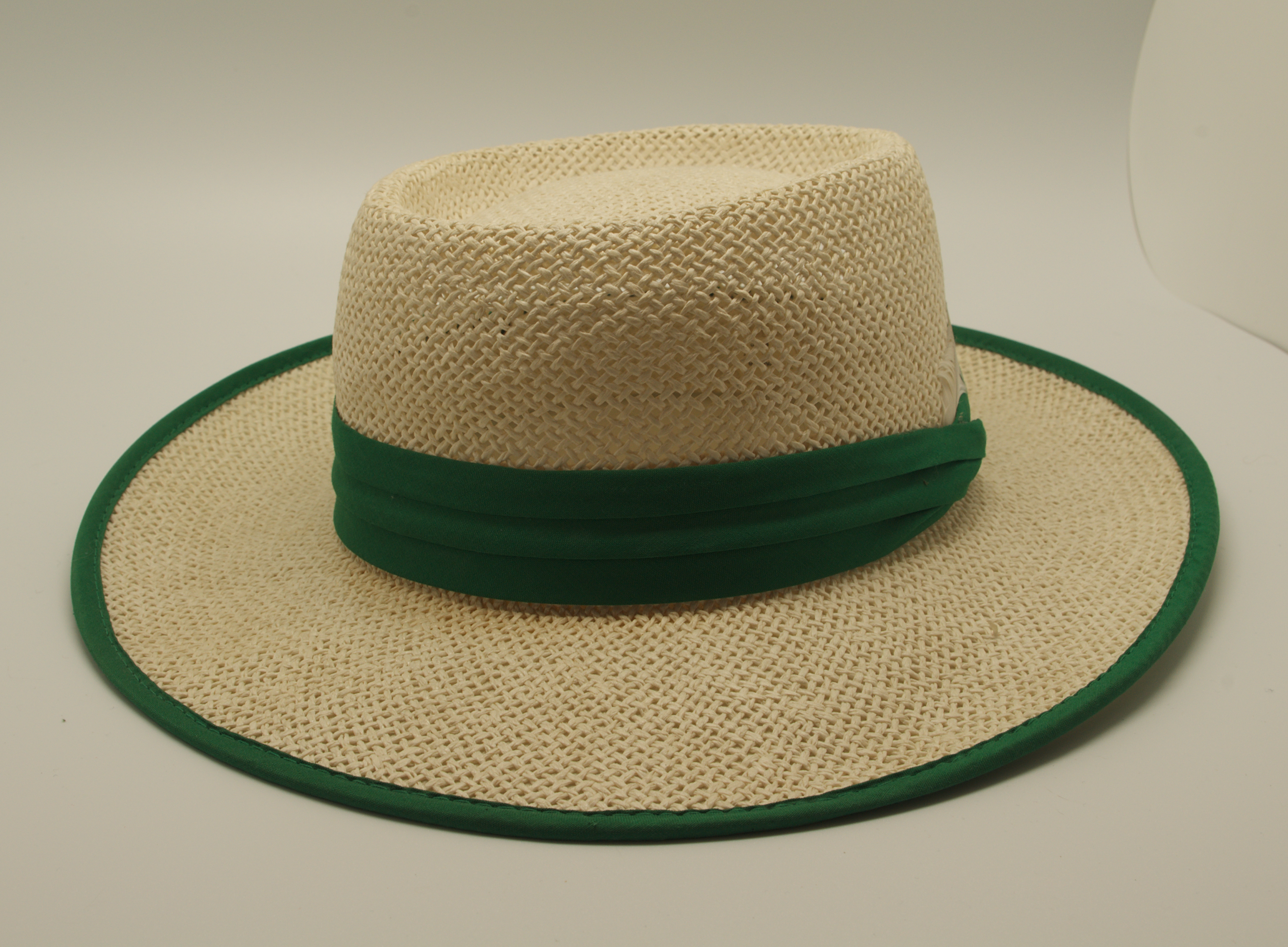 Chapeau d'été à bordure verte