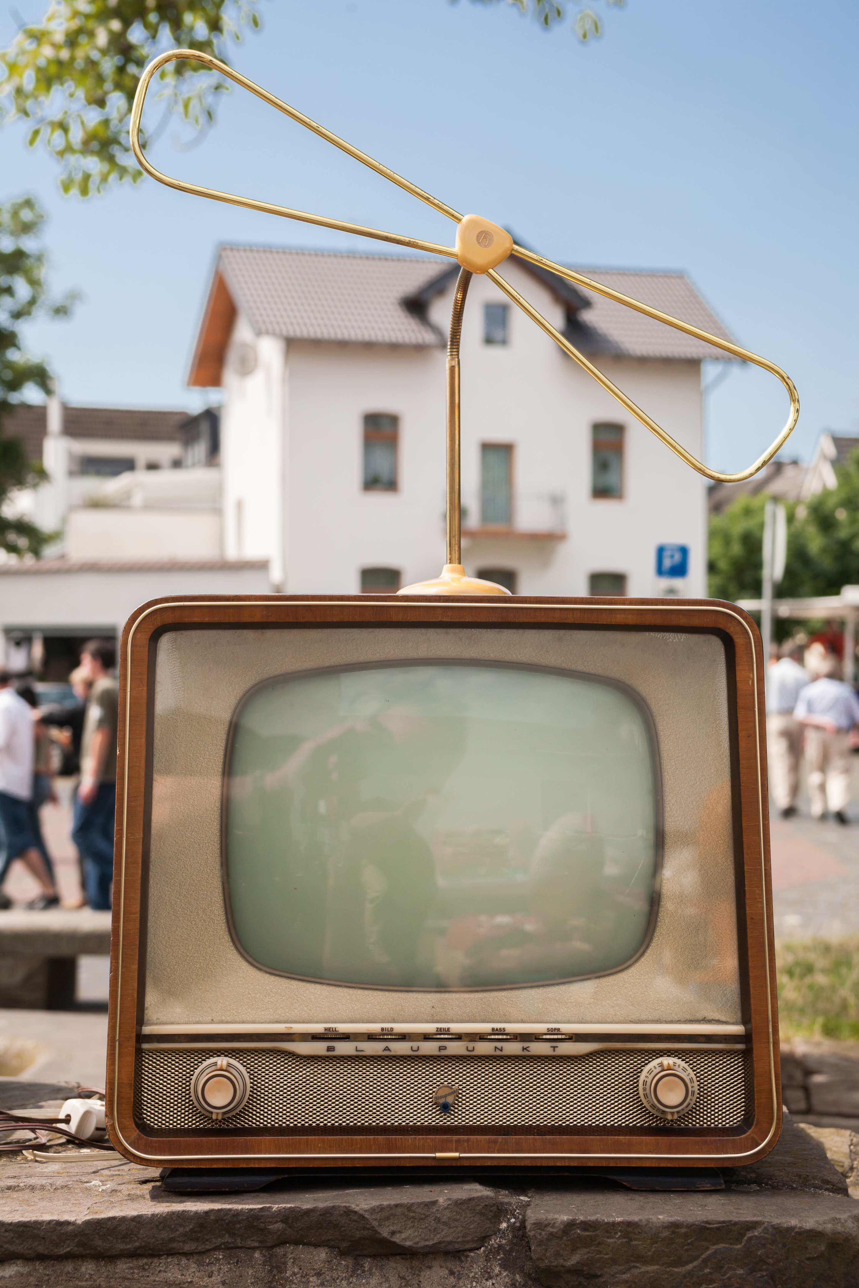 2007-07-15 Auf dem Flohmarkt- Alter Blaupunkt-Fernseher (Modell-) mit Hirschmann „Zifa 100“ (Zimmer-Fernseh-Antenne), Beiname „Libelle“, Baujahr ca. 1957 IMG 2952
