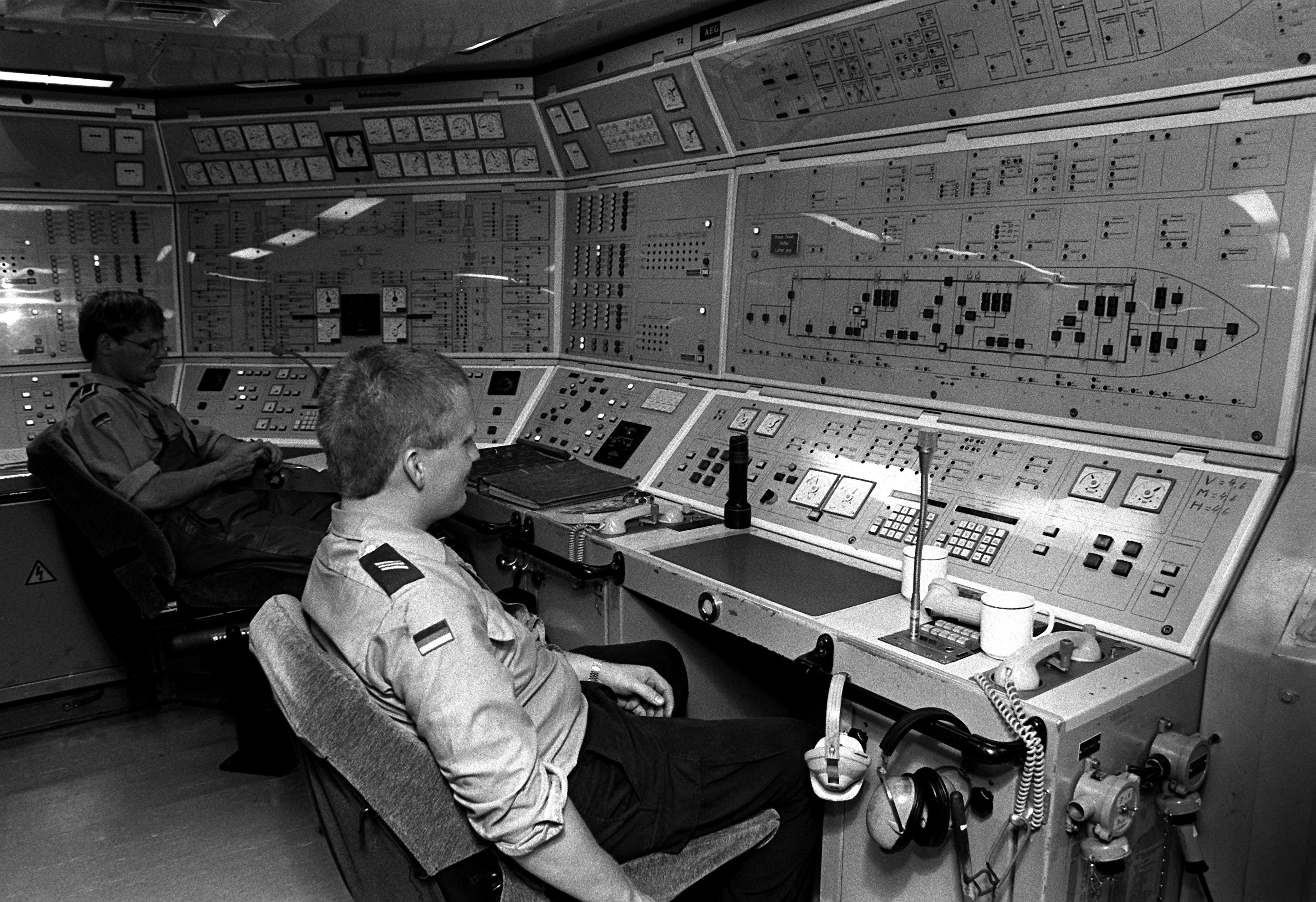 Karlsruhe (F 212) control room