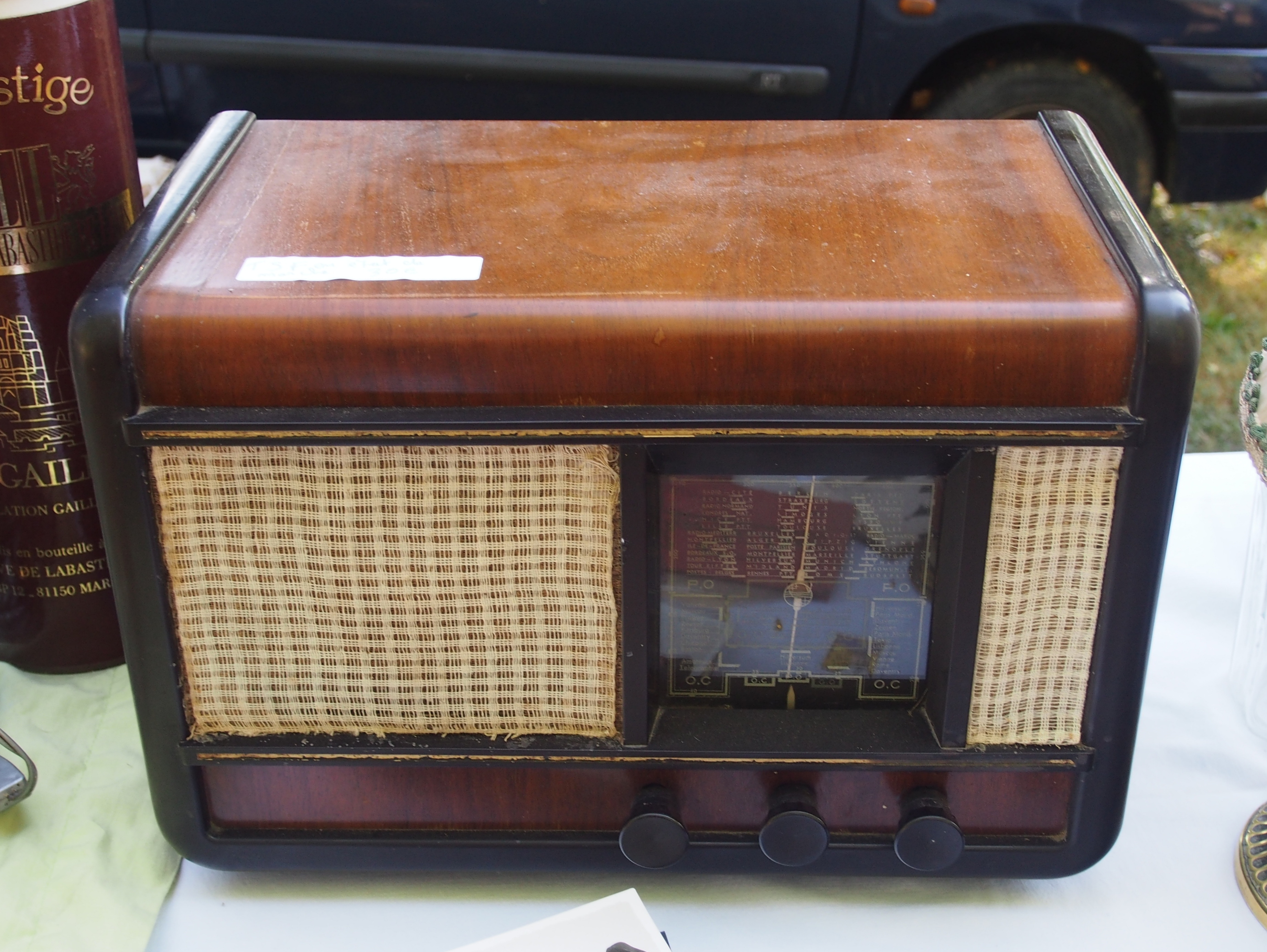 Old radio receiver in France, pic1