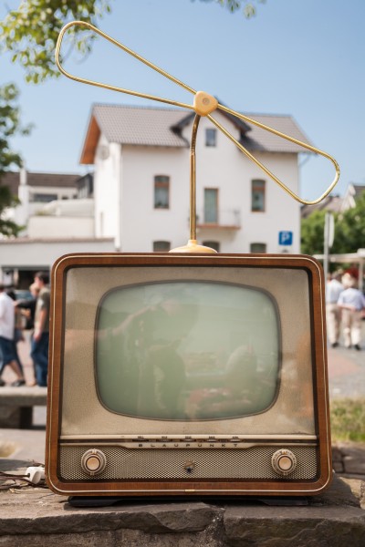 2007-07-15 Auf dem Flohmarkt- Alter Blaupunkt-Fernseher (Modell-) mit Hirschmann „Zifa 100“ (Zimmer-Fernseh-Antenne), Beiname „Libelle“, Baujahr ca. 1957 IMG 2952