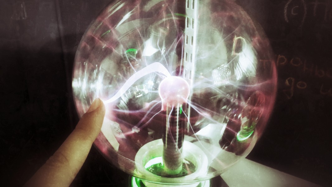 Nikola Tesla's Plasma lamp in conducting effect of hand