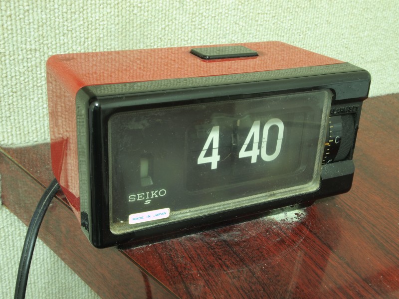 Split-flap clock