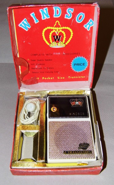 Vintage Windsor 2-Transistor Boy's Radio, Model 15064, Made in Japan (8511945384)