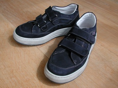 Een paar blauwe kinderschoenen; (en) A pair of blue shoes for children