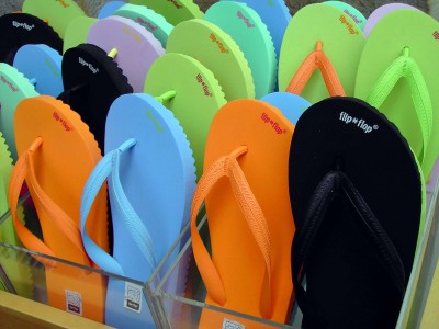 buntebunte FlipFlops in der Auslage eines Geschäftes in Hannover